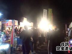 PM 21:00
台南の４大夜市のひとつである「大東夜市」へやって来ました。
駐車場は無いので、TAXIで向かうと良いです。
※アルコールの販売は無いので、飲みたい方は近くのコンビニで買っていきましょう！