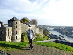 ＜Namur ナミュール：Citadelle de Namurナミュール城塞＞　　　
この旅26番目の城
BE-5000 Namurナミュール　、8, route Merveilleuse
http://www.citadelle.namur.be/

ナミュール市の中心から見上げると、ムーズ川とサンブル川の合流点に位置する広大な敷地（8ha）にナミュール城塞が見える。
現在、ワロン地方の見事な遺産の1つとして数えられているが、ここからの眺望は素晴らしい。要塞にはカフェテリア・レストランがある。

ここは元々、ローマ時代に築城されたローマ軍団の砦で、その後、しばしば再建・改造された。最初の城塞は937年に作られたが、現在の城塞の規模のものは1631年、1675年にオランダの支配下で建てられたものである。
その後、ルイ14世なども所有していた。

第二次世界大戦ではドイツ軍が近くまで迫ったと云う。

写真はCitadelle de Namurナミュール城塞：要塞の先端はまだあるが・・・。