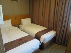 今回のホテルはスカイパーク明洞Ⅰ。

外窓があるお部屋をリクエスト。
（このホテルは内窓のお部屋があるのです）
部屋はめちゃめちゃ狭いですが、明洞の街ビューのお部屋でした。

ホテルの詳細は別の旅行記で。
https://4travel.jp/travelogue/11334137

