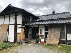 長和町、立科町周辺でおいしいパン屋さんを探していたところ。。。ありました！天然酵母パンの「むく堂」さんです。古民家カフェも併設しています。

この日は12時20分に到着しましたが、お目当てのバケットが売り切れ。。。
山食も塩バタークッペもなかった！先月土曜の12時にお伺いした際には、たくさん種類があったので非常に残念でしたし想定外でした。人気店なんですね。

それでもベーコンエピとダブルチーズベーグルがあったのが救いでした。