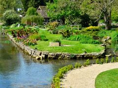 Bibury Trout Farm
https://www.biburytroutfarm.co.uk/

スワンホテルの庭とつながるようにトラウトファームがある。鱒の養殖をしてコルン川に放っているんだそうだ。
水はあくまでも透明で清らか！！