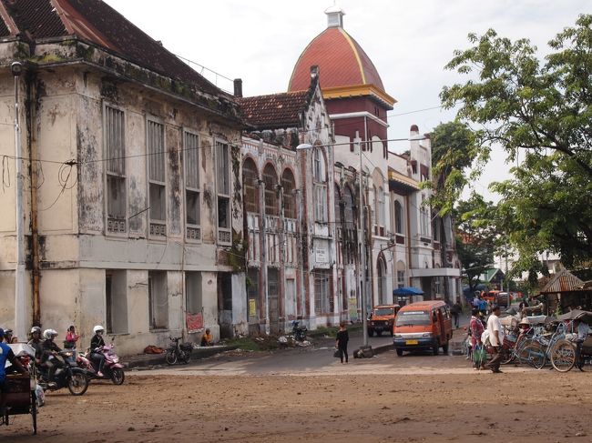 川沿いの、古いコロニアル建築。　もう、ボロボロです。