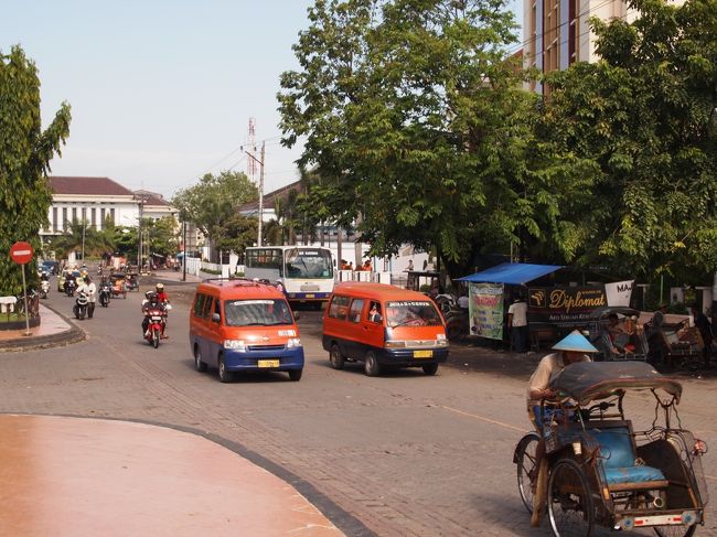 さあ、ホテルに戻ります。まだ、リキシャが人の足で活躍です。