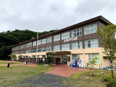 「KIBOTCHA」は罹災した旧野蒜小学校を改築した三階建の防災体験施設。
受付に行って名前を告げると、予約がないと言われた。仕方なく、予約完了メールを見せると、しばらくして「ありました」。次は「支払いは現金ですか？」と聞かれた。「クレジットカードですが…」と告げると、「支払い済みでした」と。