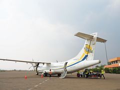 雲が多くて大きく横揺れがあったものの、14：10に無事ヘイホー空港に到着。
降りたのは10人にも満たない乗客で、そのうち外国人は私たち含め2組だけだった。すごく適当な場所で降ろされたため歩いて敷地に向かう。