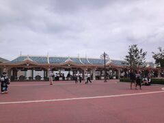 千葉県浦安市舞浜『東京ディズニーランド』の写真。

この時間は空いていますね。

こちらの前を通って・・・。