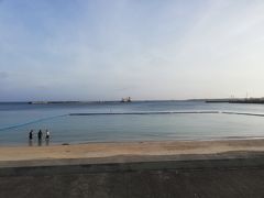 06：45　宮古島での朝の日課

パイナガマビーチまで散歩

すでに地元の人が泳いでいます。


