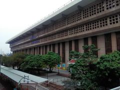 台北駅に到着！
この建物が台北駅。
パッと見、駅に見えない。っ
そもそも、線路の影も形もないのだから なおさら。

線路はすべて地下を通っているのです。