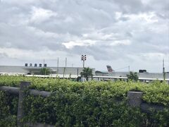 この後は、千尋の滝へ向かいます。
屋久島のメイン道路は島をぐるっと1周している上屋久屋久線。
海沿いをドライブです。

こちらは屋久島空港。
小さな空港です！