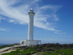 この後、読谷村北西端にある残波岬に向かう。高さ約31ｍを誇る残波岬の象徴ともいえる白亜の大型灯台の残波岬灯台。