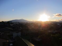 ホテルの部屋の窓から、鳥海山と朝日。