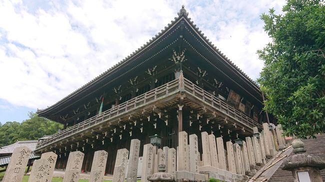 旧暦2月に「お水取り（修二会）」が行われることから二月堂と言われています。