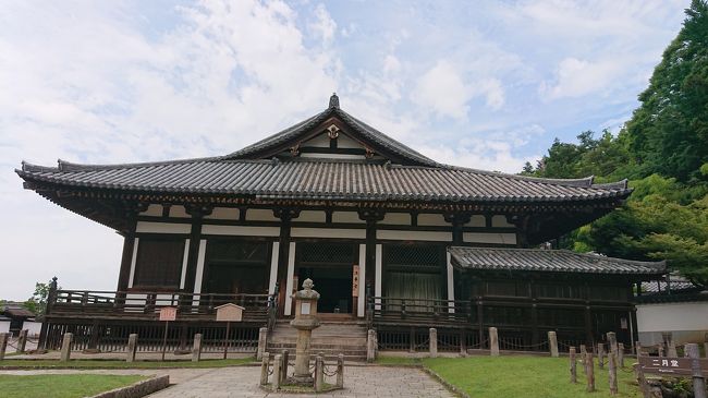 法華堂(三月堂)は東大寺最古の建物です。<br />本尊を不空羂索観音立像として仏像があります。