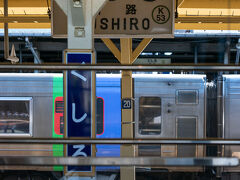 釧路駅。
ノロッコ号の窓から見る隣のホーム。
ノロッコ号の乗車券、指定席券は私たちの地元のJR駅みどりの窓口で数日前に購入しておきました。１日２往復ですが、１本目の列車のいい席は早くに埋まってしまっていて私たちのは２本目の釧路１３：３５発です。