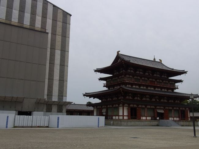 2020年に6月頃まで工事予定の東塔。<br /><br />金堂にはご本尊である国宝薬師三尊像が。どれも美しくてすばらしかったです。<br /><br />こちらで御朱印をいただきました。