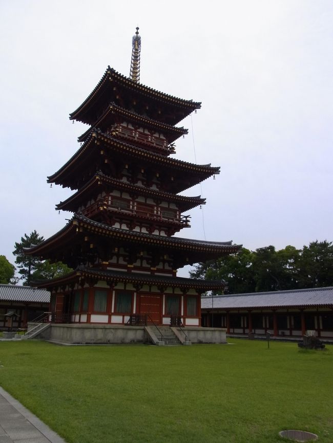 こちらは西塔。<br /><br />西塔・食堂を拝観するときは別に500円ずつ拝観料がかかるようです。<br />（通常拝観券＋西塔・食堂なら1600円）<br /><br />薬師寺に来た観光客の方ならきっとすぐ近くにある唐招提寺も<br />行くだろうし、そうなるとなかなかのお値段になりますねえ...。<br /><br />あとで写経もしたかったのですが、そこまでの時間はなかったので退散。<br /><br />写経だけなら拝観料はいらないっぽいので、また今度ゆっくり来ようと<br />思います。