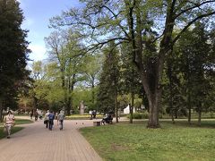 遊具をトラムの車窓から発見して降りて遊びに行くことに！
緑いっぱいの広々とした公園が至るところにあるリガが好きだなぁ、もう大好き。