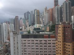 7月5日朝　西營盤
WE Hotel　伯惠酒家　香港島で割安なホテルを探した
２４Fからの眺め　上還方向　雨雲が見えます