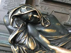 グランプラス広場から直ぐの所にある
セルクラースの像
初め 女性？ よく見たら 口開けてるー
暗殺された人だった
何だこれは 調べてみると
撫でると幸せになれるらしい
