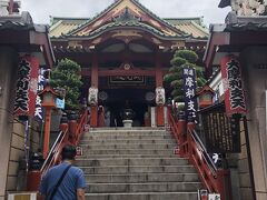 言われたとおりに歩くとお寺が出てきました。
階段を上がっていくわけですね
寺好きの夫が行きたそうにするので、
　さきにお寺見学します。