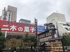 石橋稲荷神社の向こうに見える「二木の菓子」の大きな看板
次は、徳大寺を出て本来の目的の水着ショップ
スポーツジュエンに行きます。
徳大寺の真向かいです。
