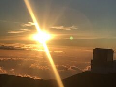 夕日はこのとおり、言葉にならない美しさです。
日が落ちるまでのしばらくの間、ぼーっと夕日を眺めたりガイドさんが夕日をバックに写真を撮ってくださいました。

写真右に見えるのは日本の「すばる望遠鏡」です。

二日前にも来たけれど、天気が悪くて夕日が全く見られなかったから今日は本当にツイてるわね、とスペインの方に話しかけられました。同じツアーに参加した方も、14年前の７月に参加して悪天候で山頂で何も見えず今日は１４年ぶりのリベンジ、とおっしゃっている方がいらっしゃいました。夏でも雪で道路が閉鎖される日もあるそうなので、この景色を見られて本当にラッキーでした。