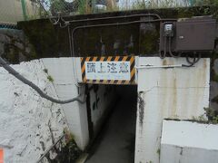 昔　友人宅訪問した時は　海側の出口でした。
この通路を歩くと、海側に行けます。高さ１７０CMなので、通行諦めました。私の身長は　１７２です。