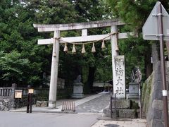 もう夕方ですが、ここにはまだたくさんの観光客がいました。
チビッ子の手を引いて、鳥居の前で一緒に一礼。

