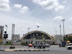 しばらく歩いていくとファランポーン駅が見えてきました。
タイ国有鉄道の主要幹線4路線の起点駅として120年の歴史を誇る駅です。
私の様な弾丸旅ではなかなかお世話にはなれませんね。