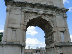 フォロ・ロマーノ
Foro Romano

ティトゥスの凱旋門
Arco di Tito
Arch of Titus

丘から降りてくるとまず、最初にある建造物。ティトゥスの凱旋門。
82年、ローマ帝国第11代皇帝ドミティアヌスにより、先代皇帝でドミティアヌスの兄でもあるティトゥスのエルサレム攻囲戦等での戦功を称えるため建てられた。
この凱旋門は、16世紀以降に建てられることとなる凱旋門のスタイルの手本とされた。