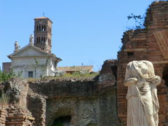 フォロ・ロマーノ
Foro Romano

ヴエスタ神殿の巫女たちの家
Casa delle Vestali
巫女たちの家 (Casa delle Vestali) はかまどの女神ウェスタに仕える巫女たちの住居である。パネルを読むと、現在、見られるレンガ造りの建造物は、64年のもの。394年にキリスト教のローマ皇帝テオドシウス１世はこの場所の破棄を命じた。テオドシウスは、古代ローマ帝国の皇帝(在位：379年 - 395年)で、わずか4か月ではあったが、東西に分裂していたローマ帝国を実質的に1人で支配した最後の皇帝となった。392年にキリスト教を東ローマ帝国の国教に定め、のちに西ローマ帝国においても同じくした。　　　　　　　　　　　　　　　　　　　　　