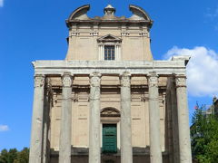フォロ・ロマーノ
Foro Romano

アントニヌス・ピウスとファウスティナ神殿
Tempio di Antonino e Faustina

アントニヌス・ピウス帝が皇后ファウスティナを偲び、141年に建造させた。アントニウス・ピウスが死去した後、後継のマルクス・アウレリウス・アントニヌス帝によりアントニウス・ピウスと大ファウスティナを共に祀る神殿とされた。

凝灰岩で造られた高床の上に建てられており、建物に刻まれた碑文にはDivo Antonino et Divae Faustinae Ex S.C.（日本語意訳：元老院から、神君アントニヌスとファウスティナに捧ぐ）と書かれていた。
ポルティコを支えるコリント式円柱は高さが17メートルはあり、コーニスのフリーズにはグリフォンと枝付き燭台の浮彫がされていた。(Wikiより)
