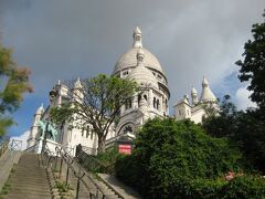 6月11日（火）サクレ・クール寺院、ムーランルージュ、ギャラリー・ラファエット、オペラガルニエ宮

パリ最終日。といってもまた戻るが。ホテルはサクレ・クール寺院のすぐ近くだった。ミュレ通りを5分ほど歩くと階段があって到着した。
