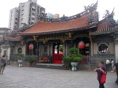 到着したら、早速台北市内観光です。
龍山寺