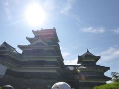 高い石垣の上に造られた五重六階の天守。
見上げる大きさです。
 ♪～(・ε・｡)
戦国時代に造られた深志城が始まりで、現存する五重六階の天守の中で日本最古の国宝のお城だそうです。
