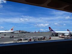 出発時刻が近いので、ハワイアン航空機と日本航空機が近い場所に駐機しています。
