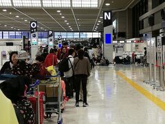 空港に早く着きすぎたので、チェックイン前に久々のクレカのラウンジで時間潰し。いつの間にか缶ビール1本が無料で付くことになってました！ちょっぴり感激。（これが今日明日の最初で最後のビールとなりました、、。）

さて、こちらも久々のエアアジアＸ。そうでした、チェックインカウンターが「Ｎ」、ターミナルの出入口の並びなのです！ このダラダラと長い列に並ぶのが、前回も不快でした、、。
「エアアジアは、もうやめよう。」と言いつつも、安さに惹かれてついつい忘れてしまったツレでした。