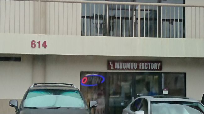 昨日、アラモアナでムームー探したんだけど、気に入ったのがなくって・・・。<br />ムームーファクトリーまで行ったんだけど、閉店してて・・・。<br /><br />リベンジ！<br /><br />やってて良かった―！！！<br /><br />すごくかわいいのが見つかって満足。<br />3人でお揃いにしました。<br /><br />種類もサイズも豊富だから、おすすめ。<br />