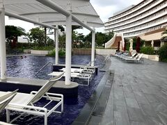 お隣のヒルトン沖縄北谷リゾートのプールが使えるのでお邪魔しました。
ルームキーをかざすと敷地に入れるよ。
