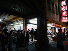 鴨肉飯で有名な、鴨肉珍まで歩きましたが、
私の体調が限界で…すごく気持ち悪くなっちゃった。
これは、熱中症だ…(><)
がんばって歩いたんだけど、何も食べられないのでギブアップだよ…

でもすごい並んでる。おいしいんでしょうね！
