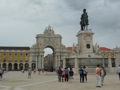 歩いても数分でテージョ川沿いのコメルシオ広場へ。

何かイベントの後の様でテントやステージの骨組みなどを片付けていた。
この時期、ポルトガルはお祭りが色々あるようでリスボンでも聖アントニオ祭が開催されたばかりだった。