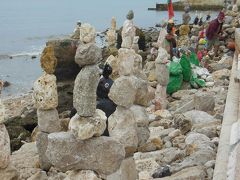 テージョ川まで出るとテレビで見たことがあるおじさんが石を積んでいた。他にも砂で動物を作ったり、色んなパフォーマンスをする人達がいた。

人が集まるところには付き物だな。