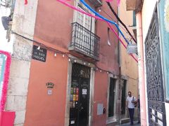 お目当ての店はサン・ミゲル教会の真ん前だった。
ピンクの外壁、OK～忘れないよ。