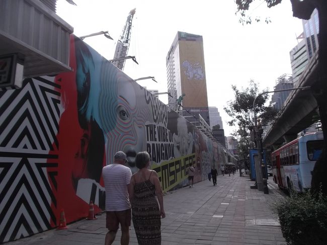 １５５０．ソイ２２から２４まで今も工事中。振り向いた景色。壁を架け替える時期に遭遇してみたいものだ。