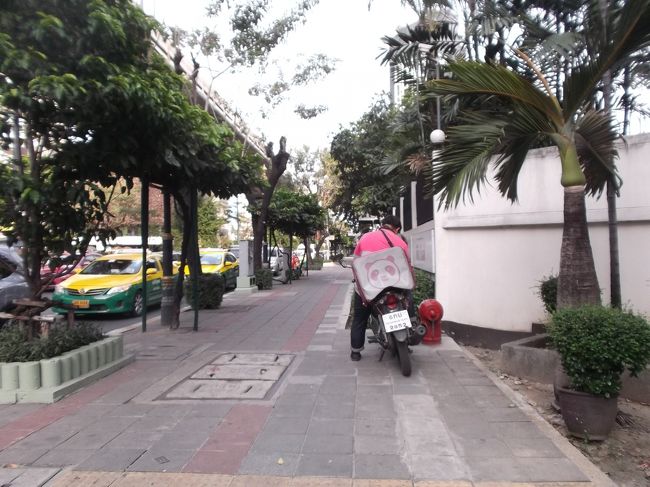 １６０７．プロンポン駅がパンダだらけ。その配達員に出会う。