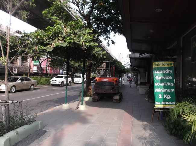 １６１４．ショベルカーが歩道にいます。