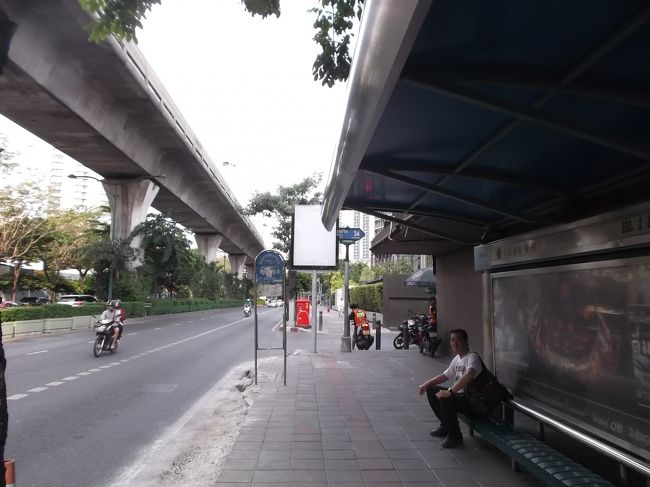 １６１６．ソイ３４のバス停。一個一個の椅子じゃなくミドリの長椅子になっています。