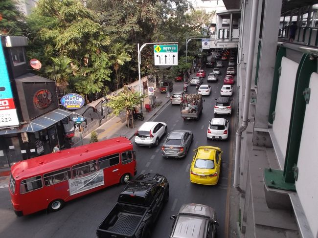 １６２２．赤バスが出てきました。