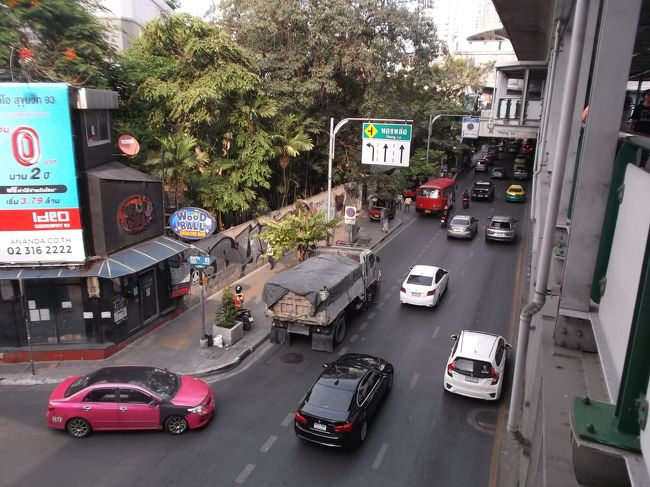 １６２３．終点。客が下りたら運転手はソイトンロー沿いでバスを停めて控えるのでしょうか。そのまま始点に行くこともあるかな。運転手はどこかで見てるのか客が増えたころ乗り込んでくるように見える。