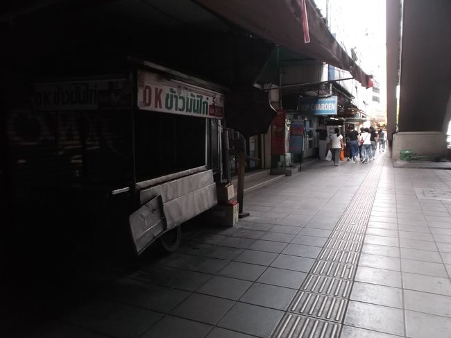 １６２９．道路がきれい。日が傾き反射してピカピカ。